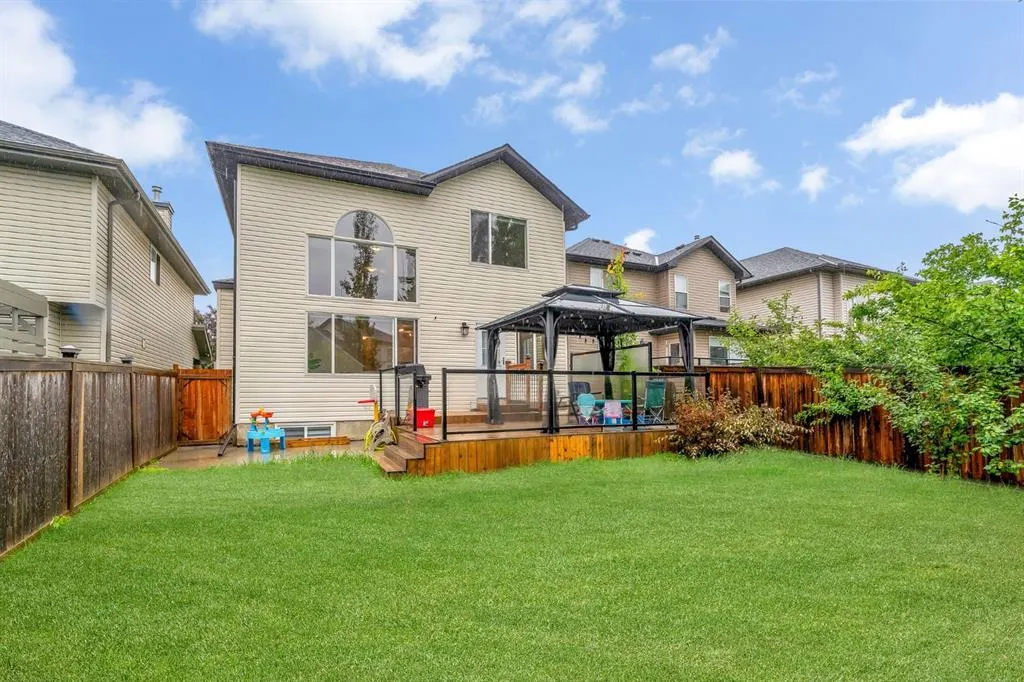 405 Kincora Drive NW