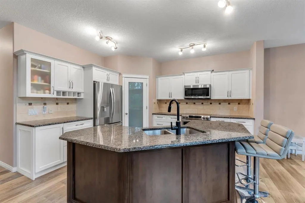 405 Kincora Drive NW
