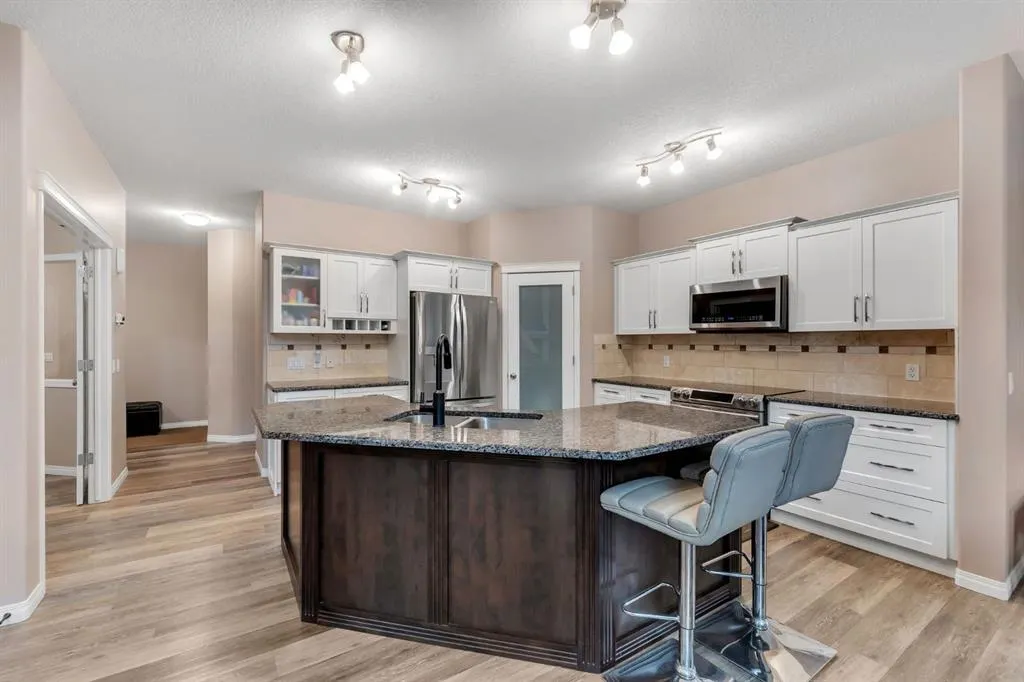 405 Kincora Drive NW