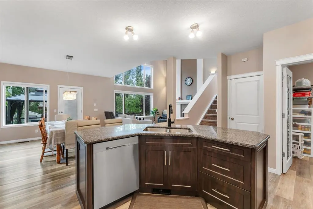 405 Kincora Drive NW