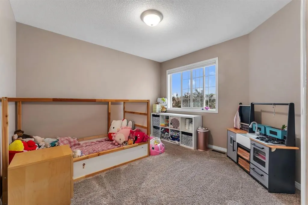 405 Kincora Drive NW