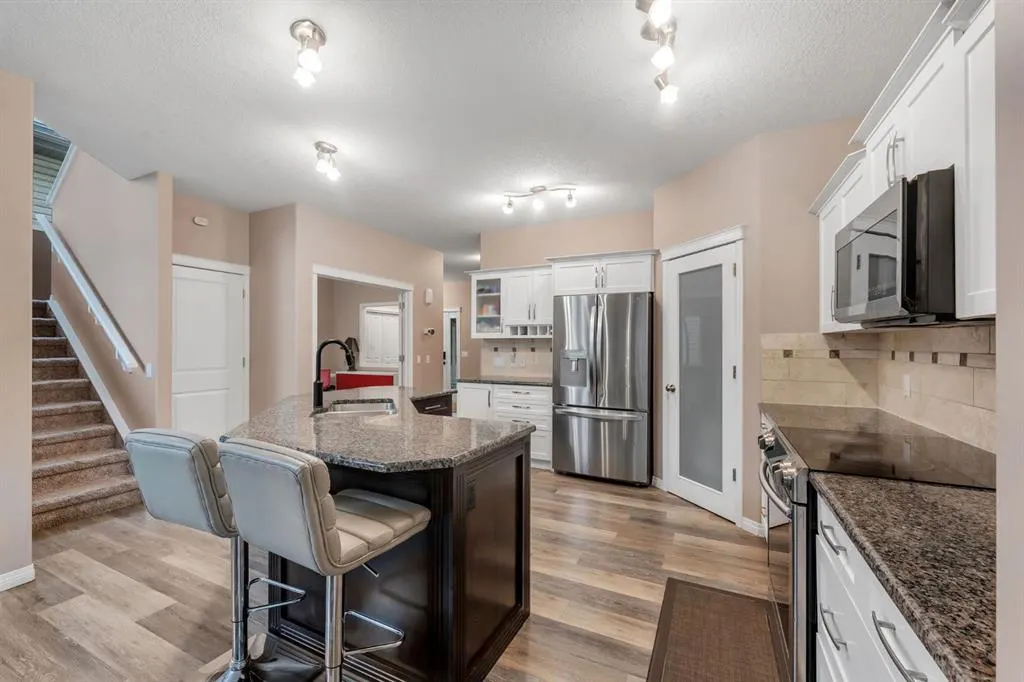 405 Kincora Drive NW