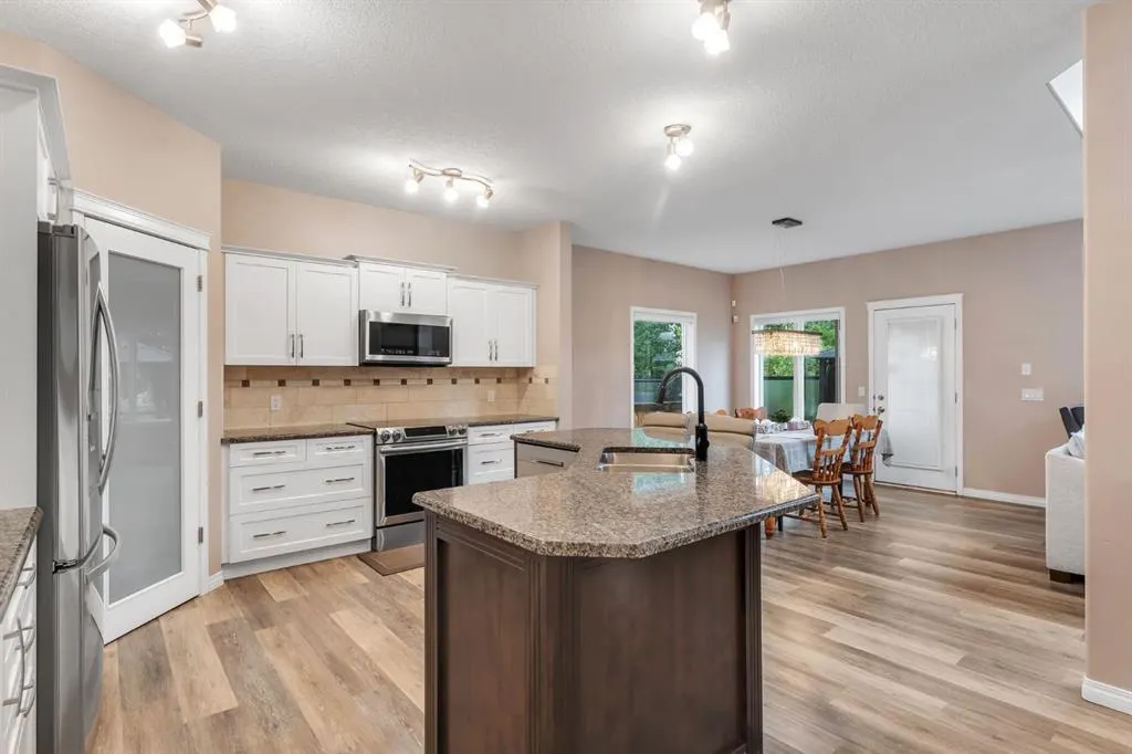 405 Kincora Drive NW