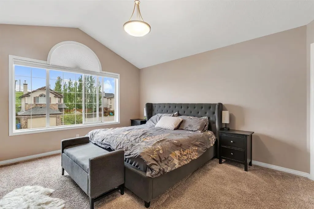 405 Kincora Drive NW