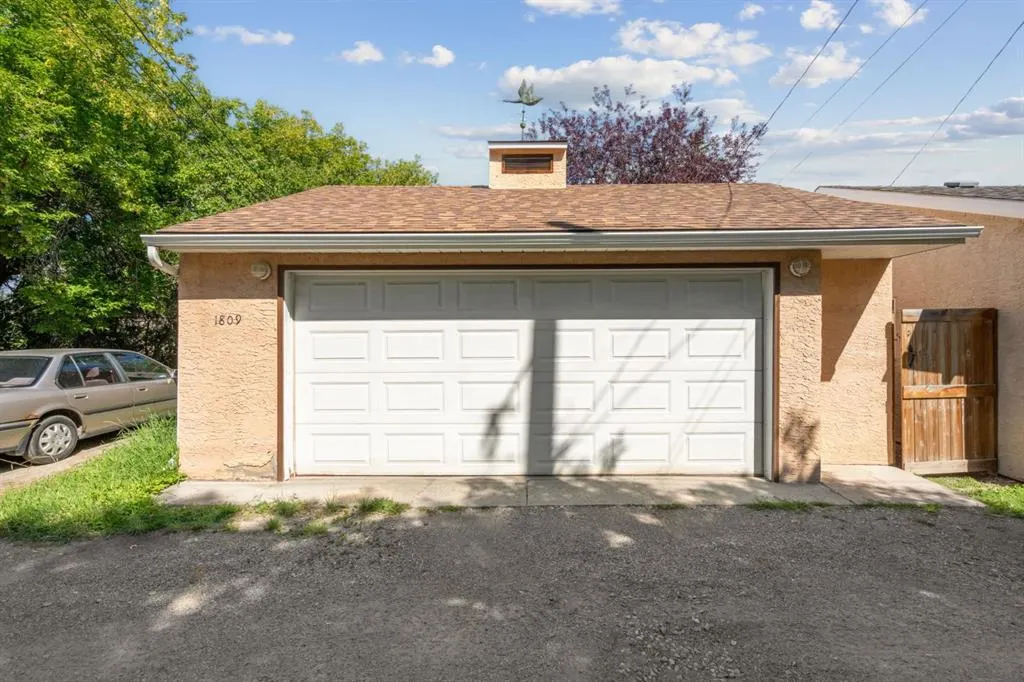 1809 28 Avenue SW