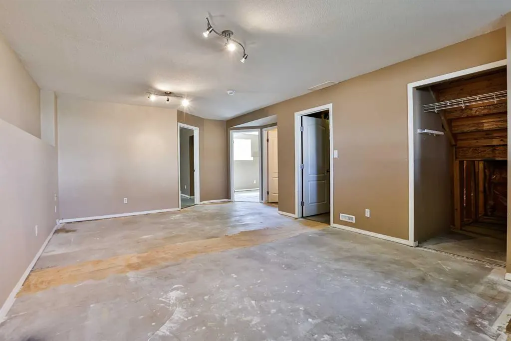 267 Heritage Court W
