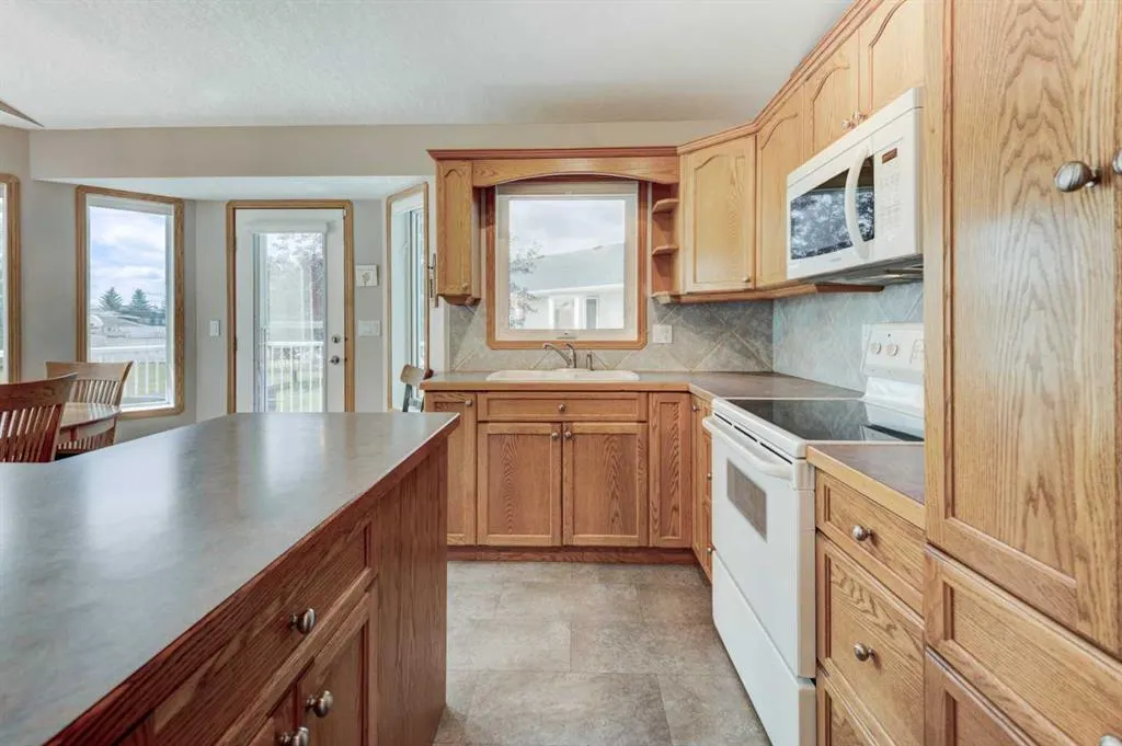 3 Strathmore Lakes Bay