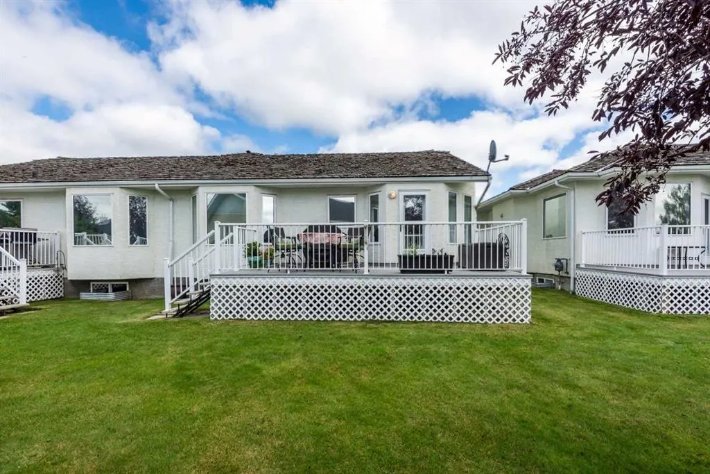 3 Strathmore Lakes Bay