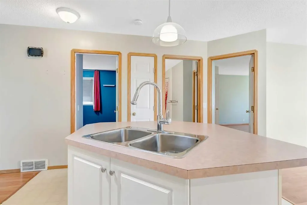 155 Douglas Glen Close SE