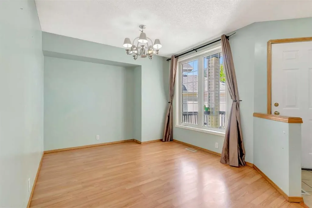 155 Douglas Glen Close SE