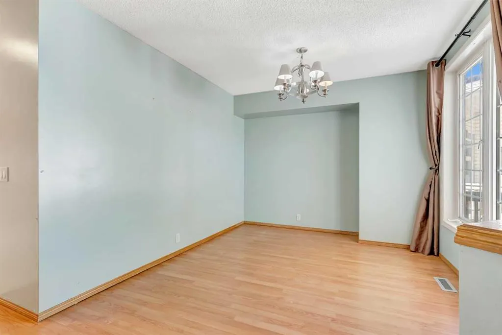 155 Douglas Glen Close SE