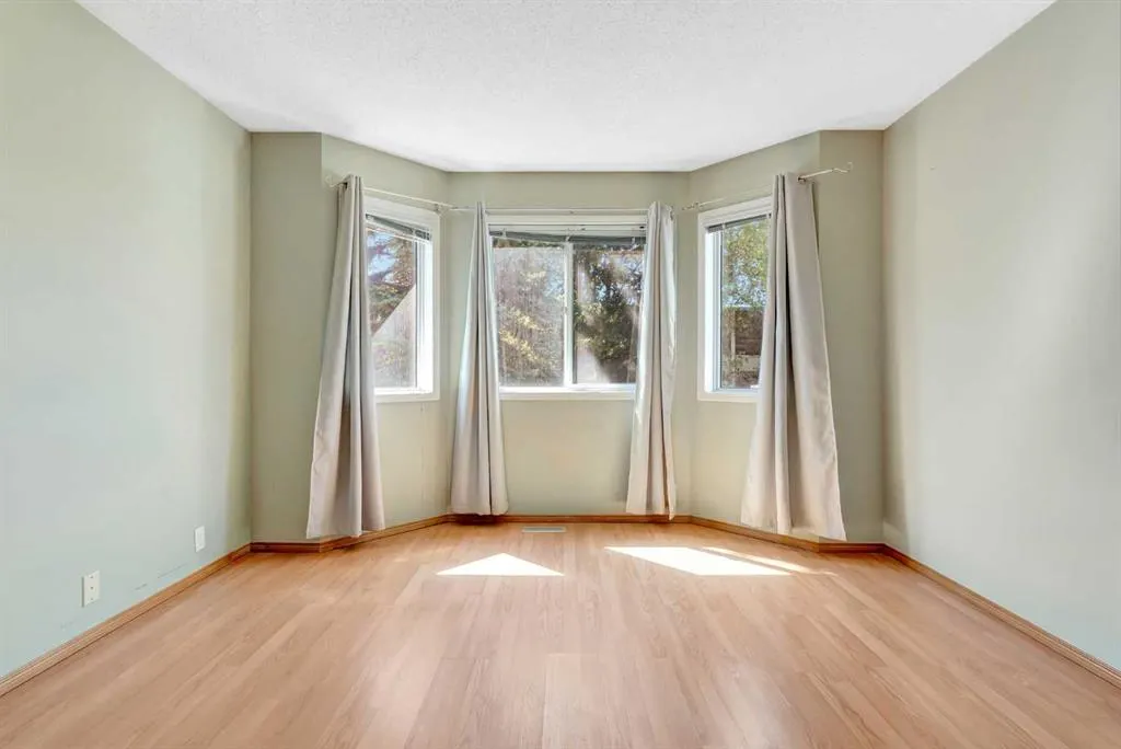 155 Douglas Glen Close SE