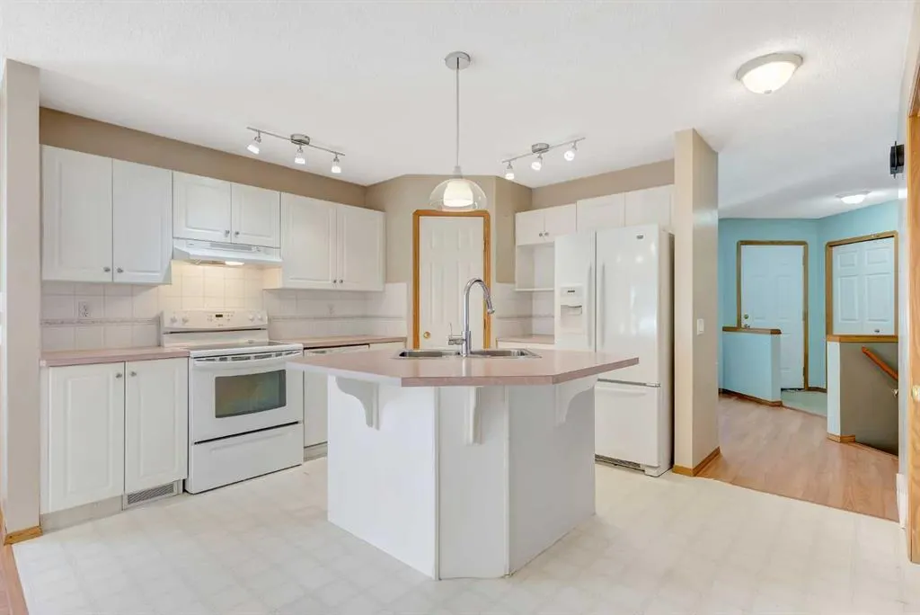 155 Douglas Glen Close SE
