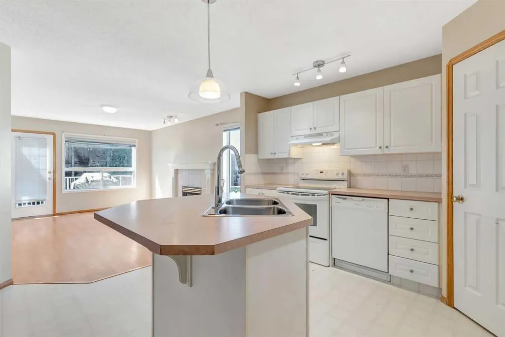 155 Douglas Glen Close SE
