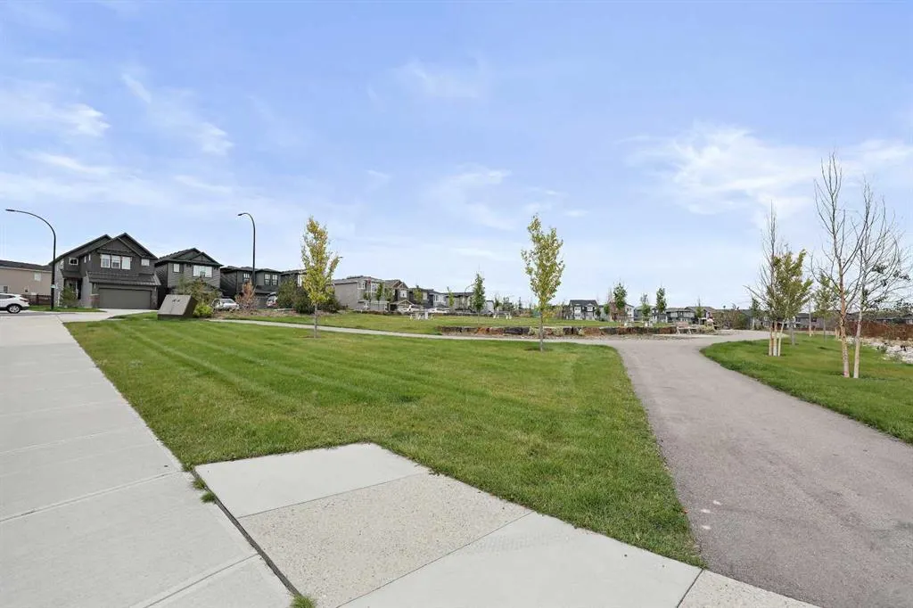 543 Livingston Way NE