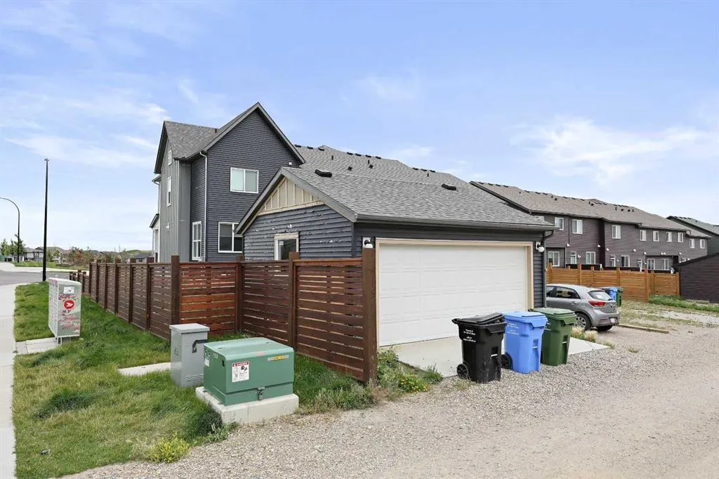543 Livingston Way NE