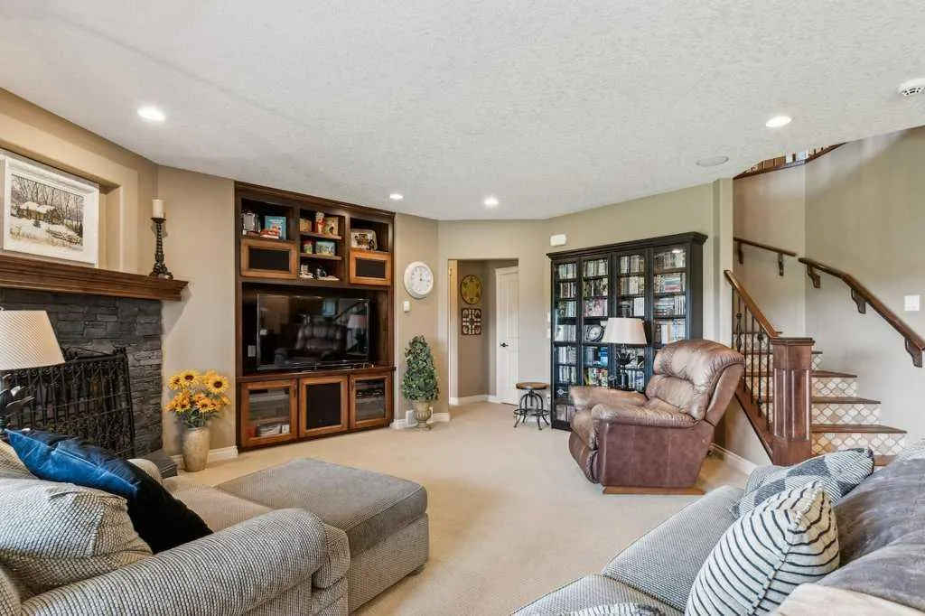 156 Tuscany Ravine Heights NW
