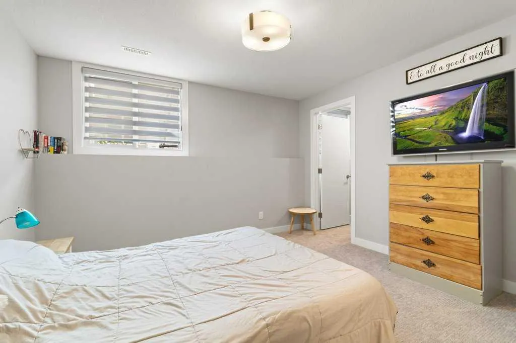 69 Ellington Crescent