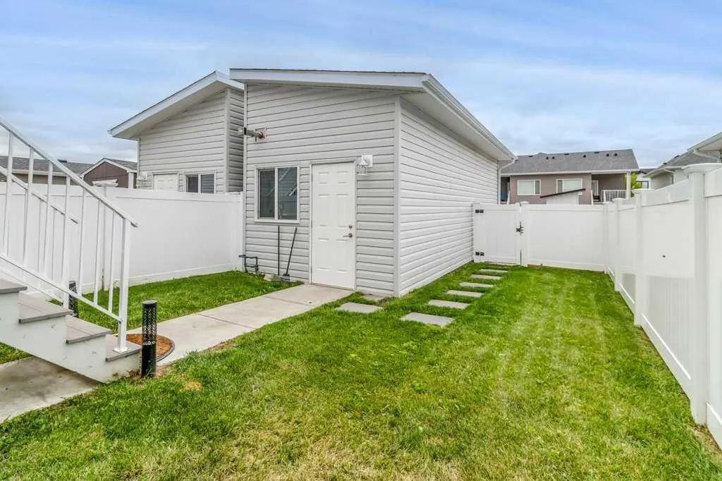 69 Ellington Crescent