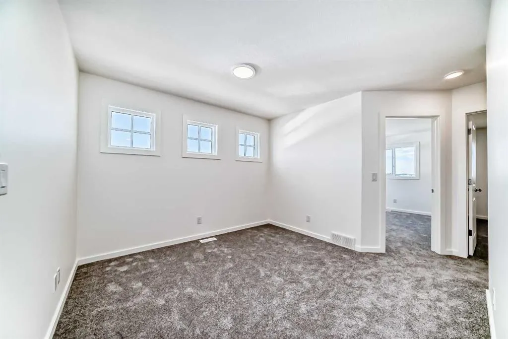 92 Bartlett Crescent SE