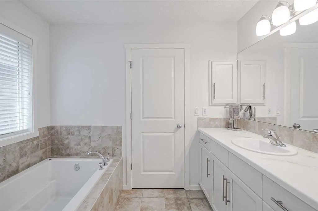 225 Kingsmere Cove SE