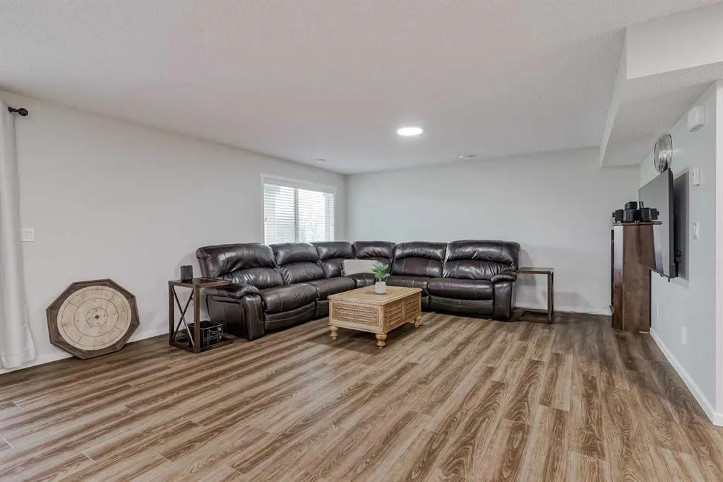 225 Kingsmere Cove SE