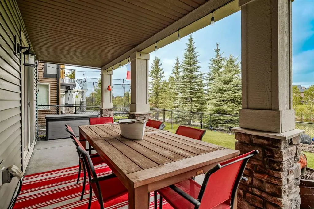 225 Kingsmere Cove SE