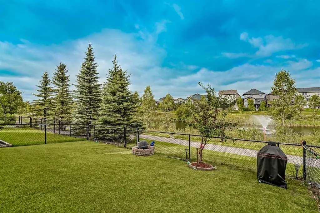 225 Kingsmere Cove SE