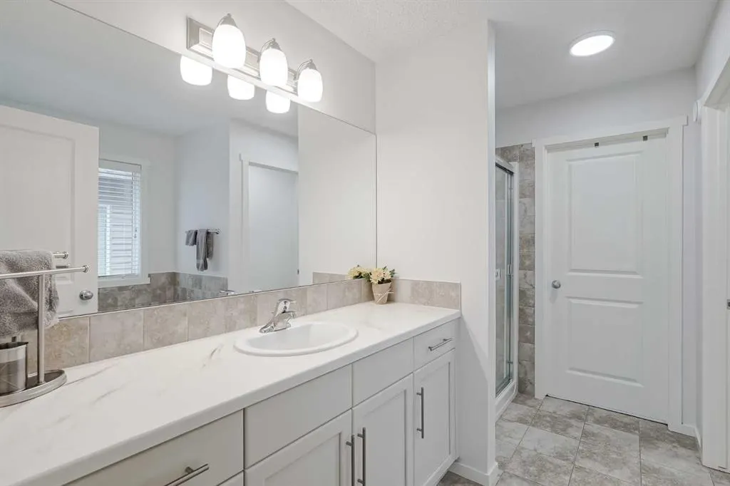 225 Kingsmere Cove SE