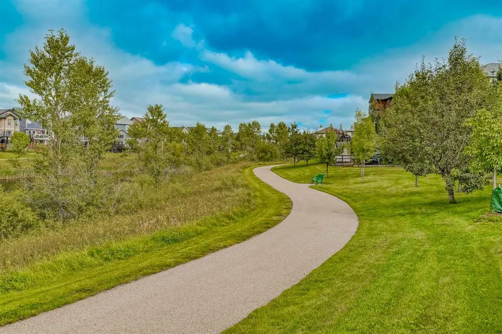 225 Kingsmere Cove SE