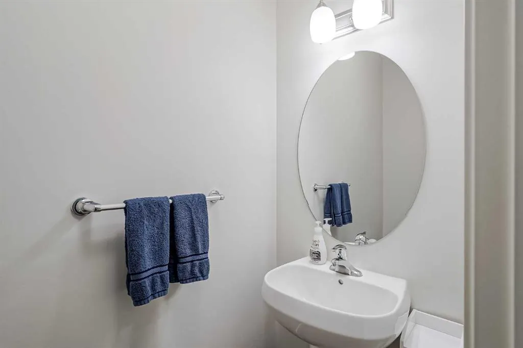 225 Kingsmere Cove SE