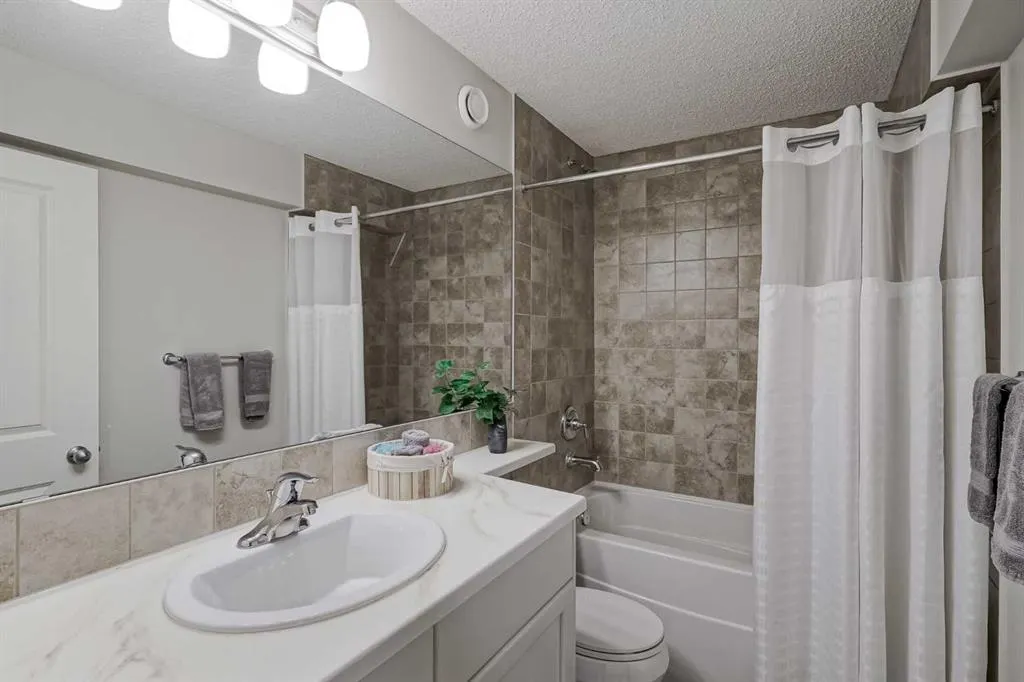 225 Kingsmere Cove SE