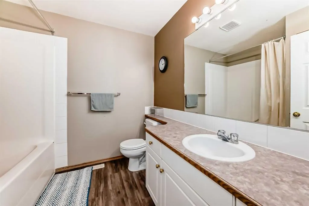 25 Lakeview Close