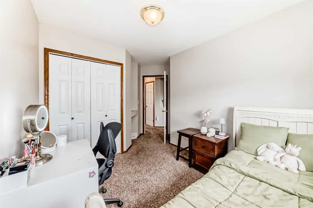 25 Lakeview Close