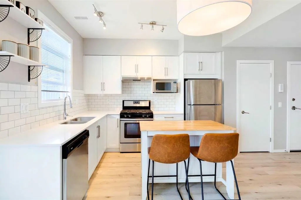 110 Redstone NE, #202