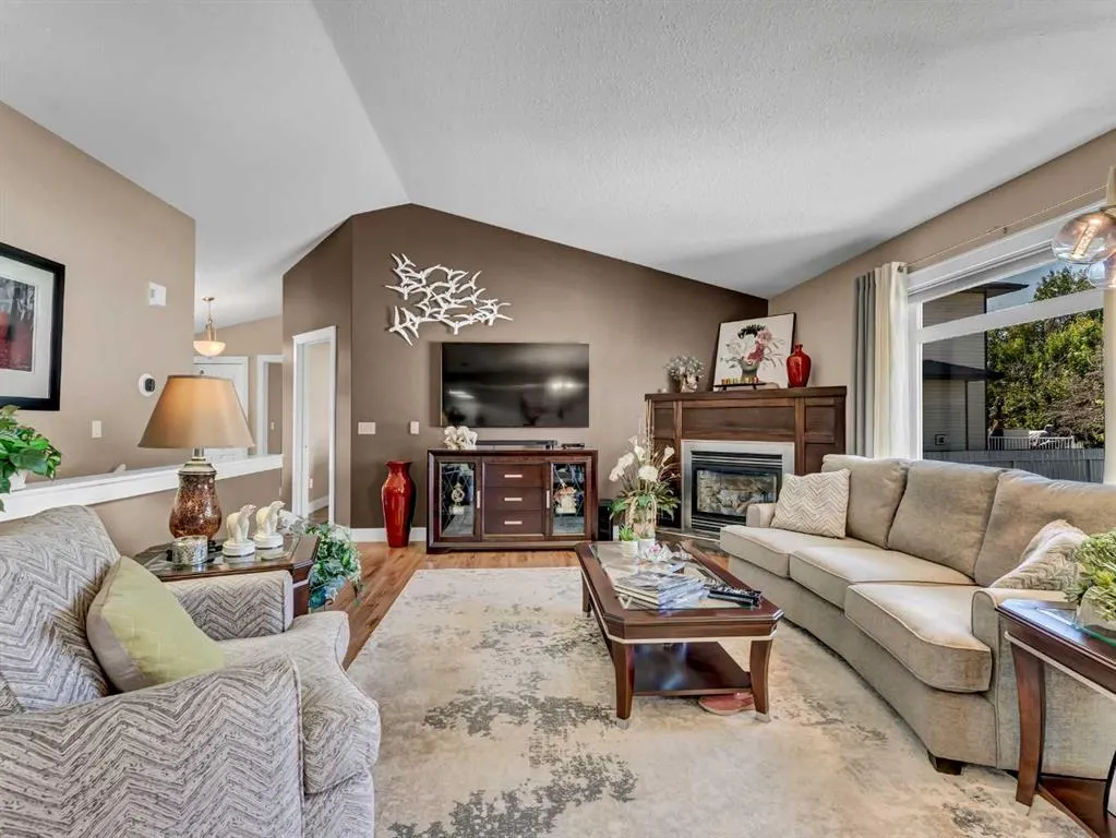 12 Cottonwood Bay SW