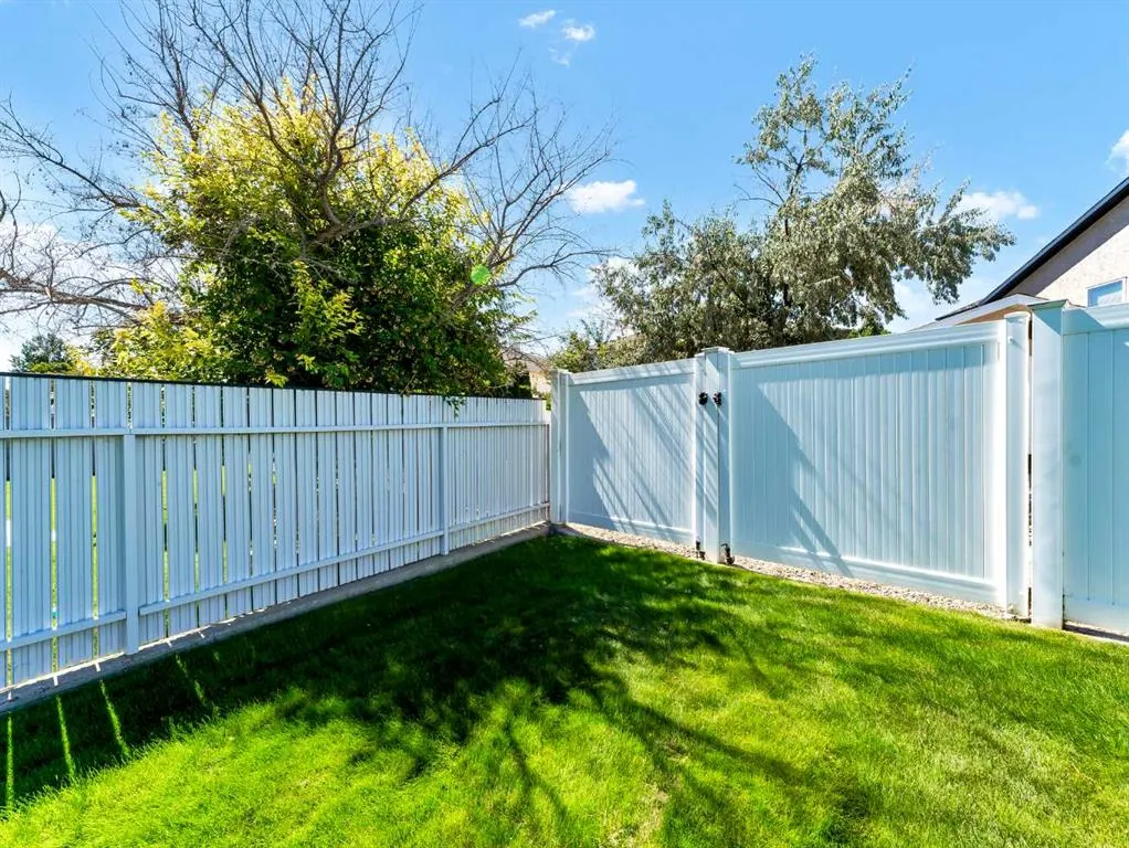 12 Cottonwood Bay SW