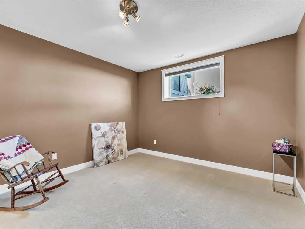 12 Cottonwood Bay SW
