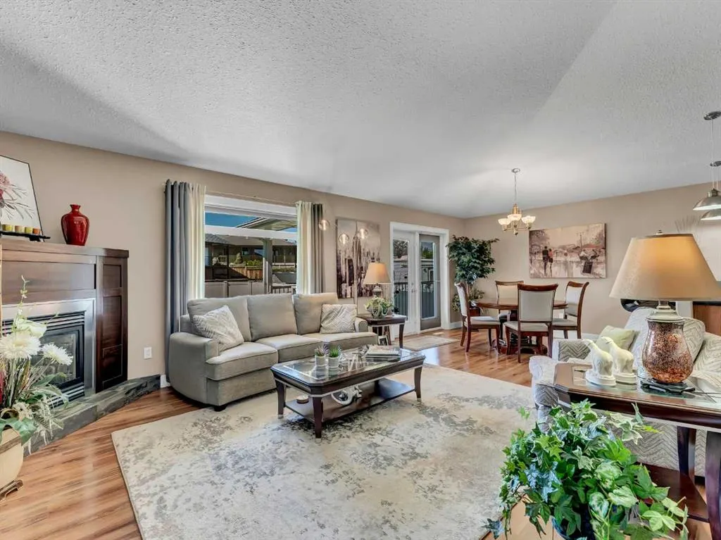 12 Cottonwood Bay SW