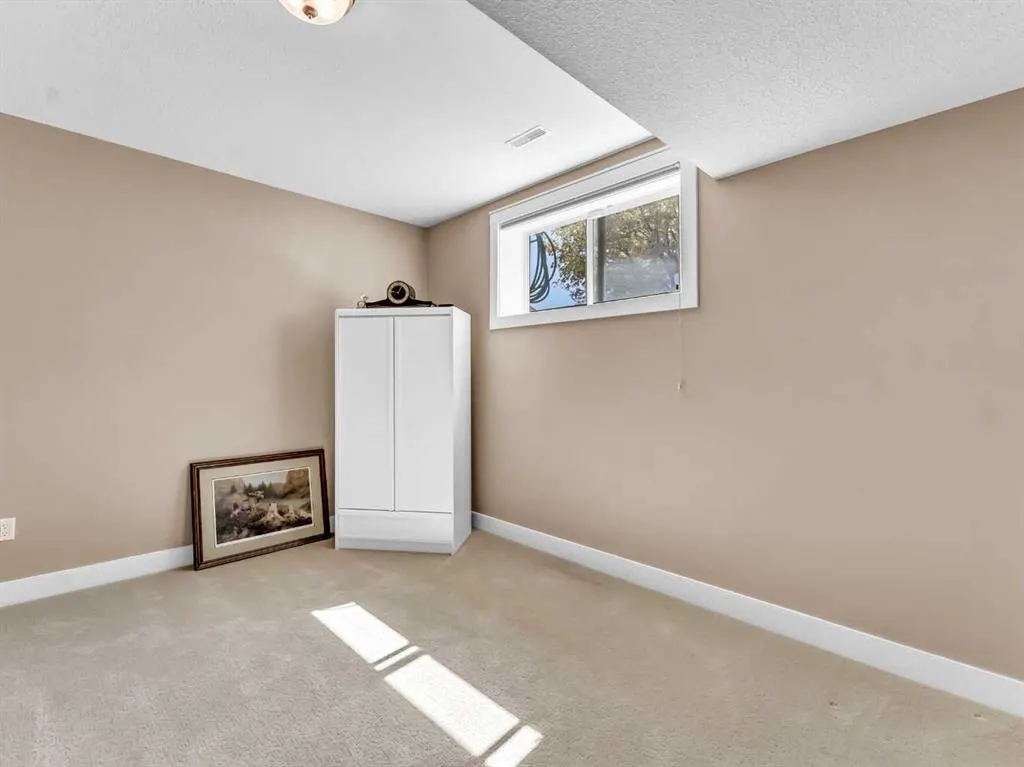 12 Cottonwood Bay SW