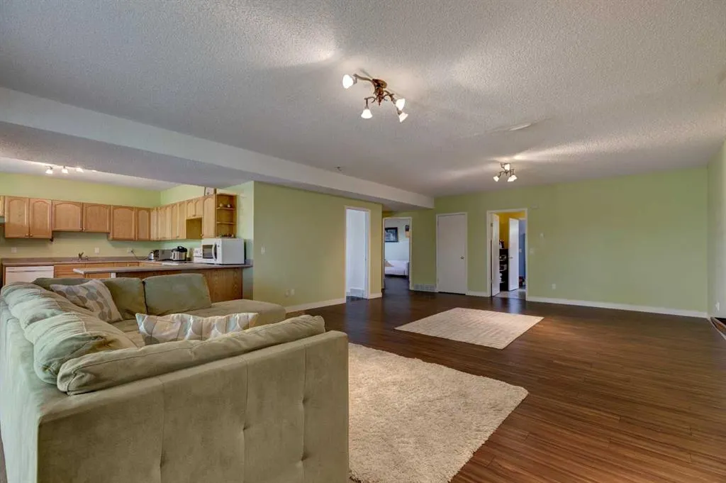 248 Edgevalley Way NW