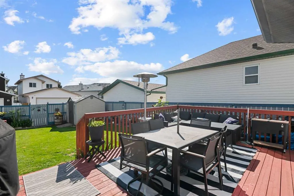 54 Saddlemead Way NE