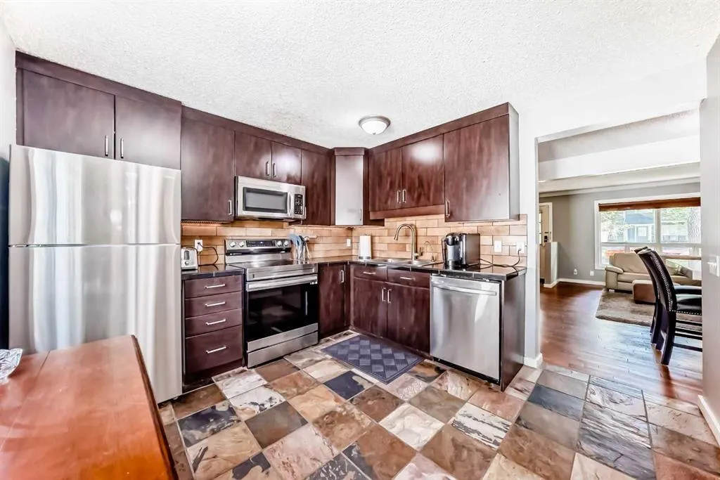 549 Queenston Gardens SE