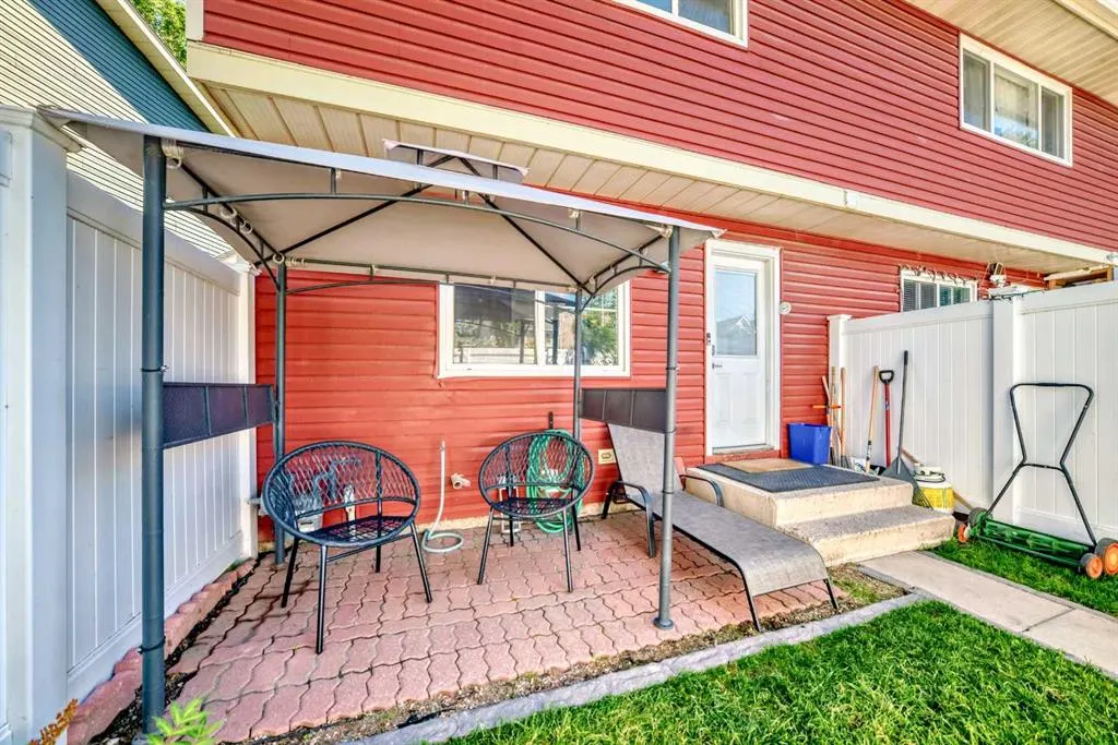 549 Queenston Gardens SE