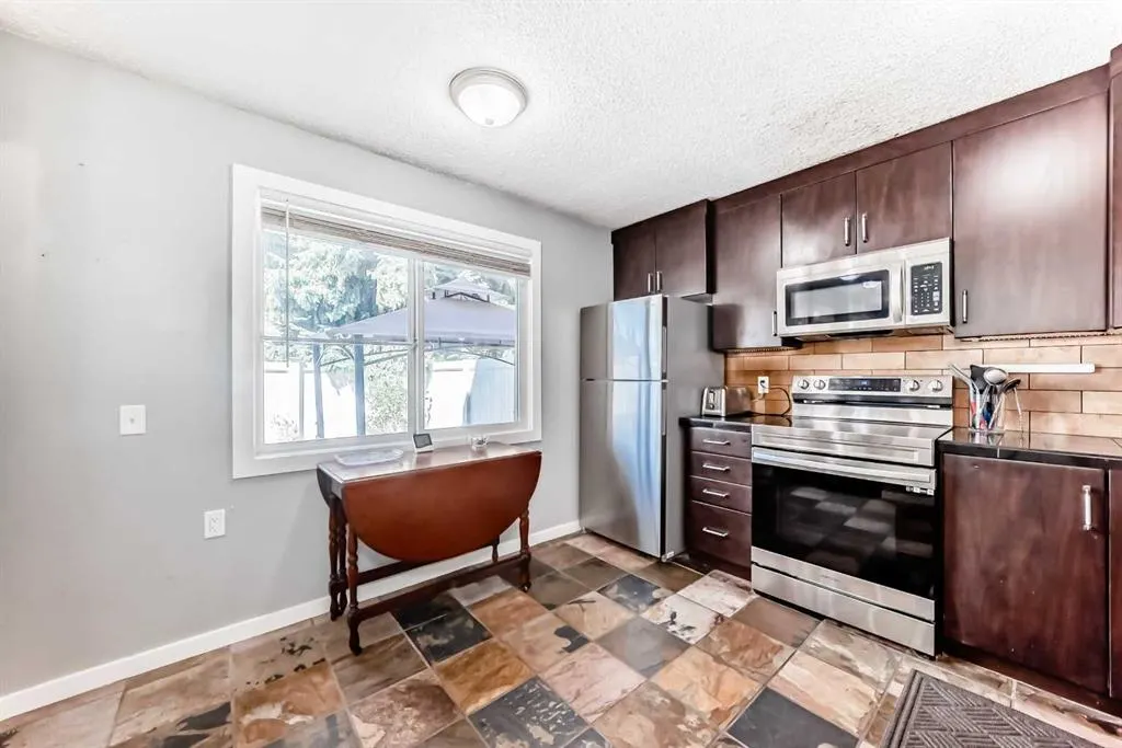 549 Queenston Gardens SE