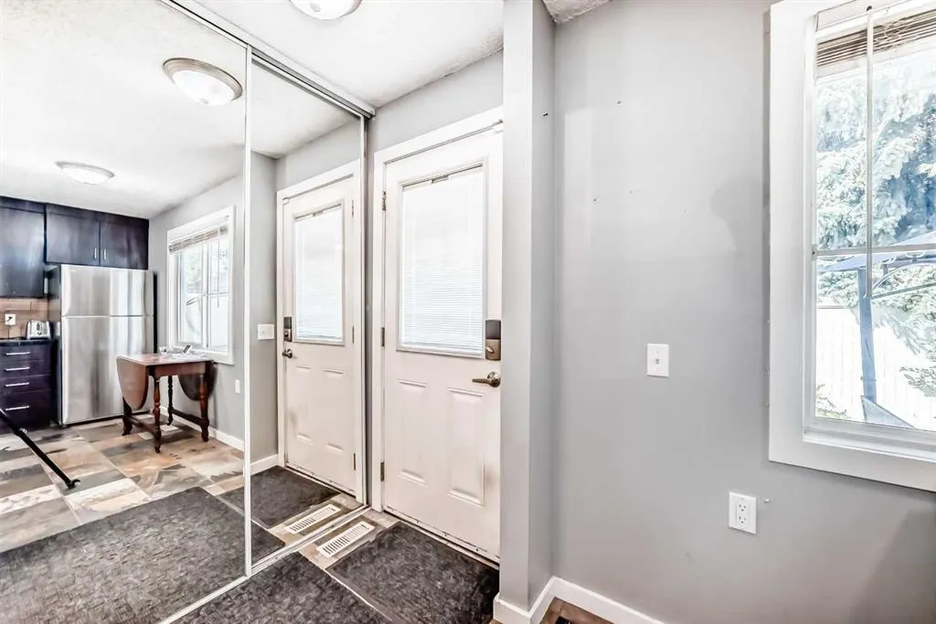 549 Queenston Gardens SE