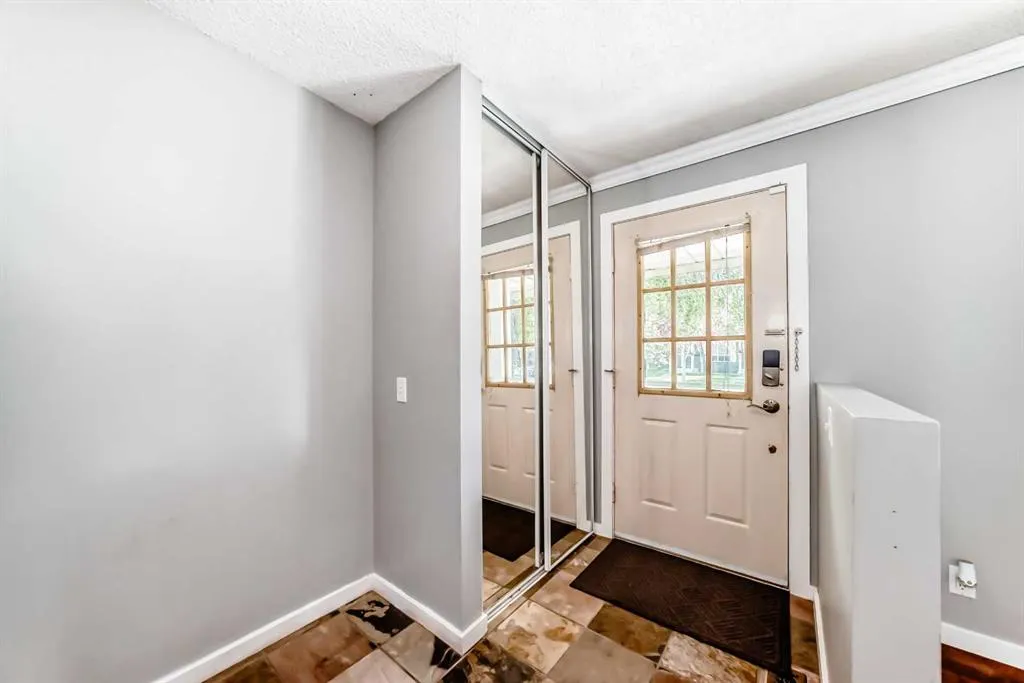 549 Queenston Gardens SE