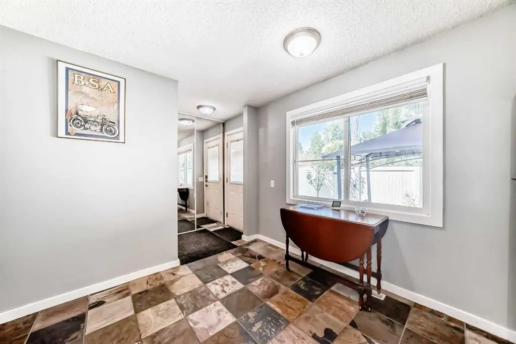 549 Queenston Gardens SE