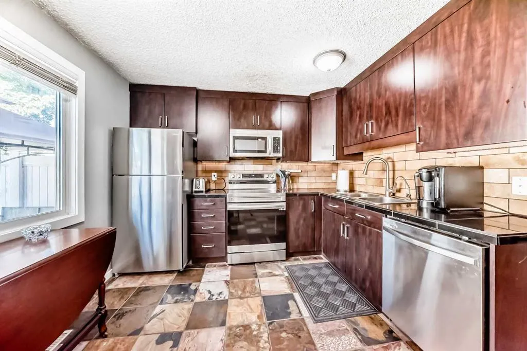 549 Queenston Gardens SE