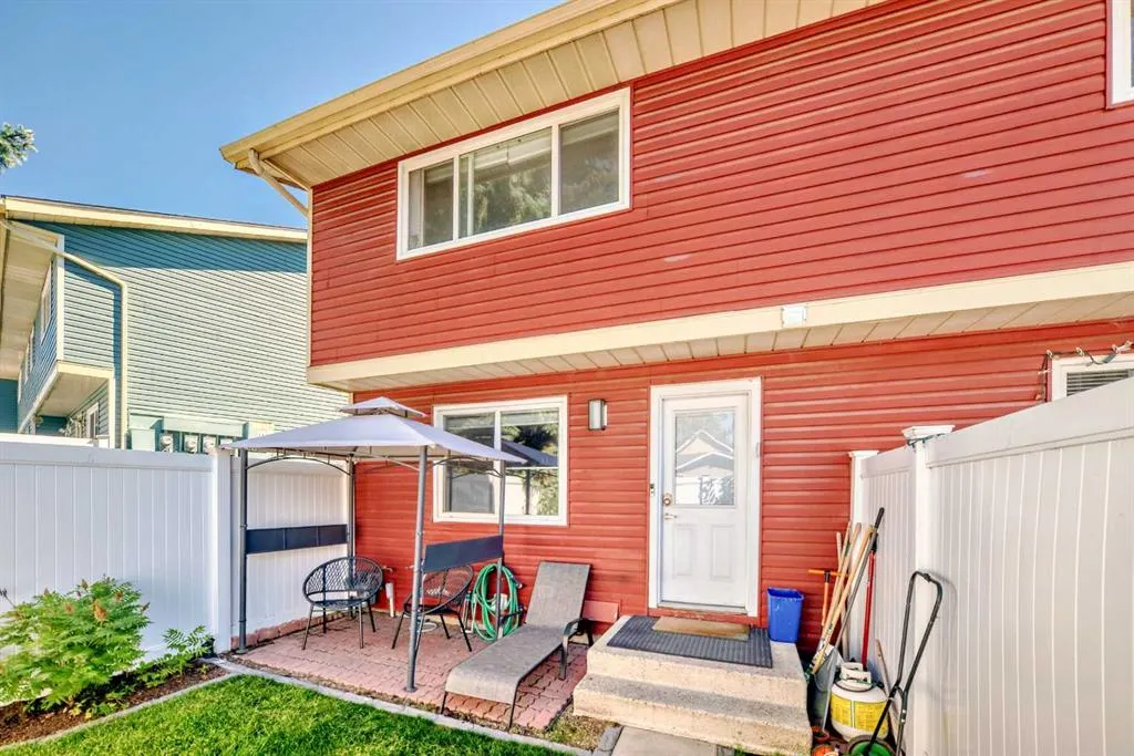 549 Queenston Gardens SE